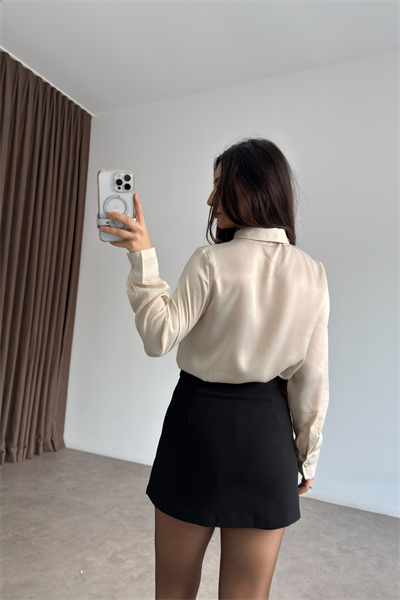 Yaka Kurdele Bağlama Detaylı Ekru Saten Gömlek