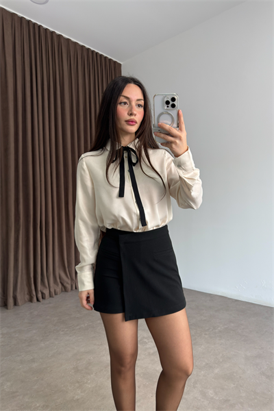 Yaka Kurdele Bağlama Detaylı Ekru Saten Gömlek