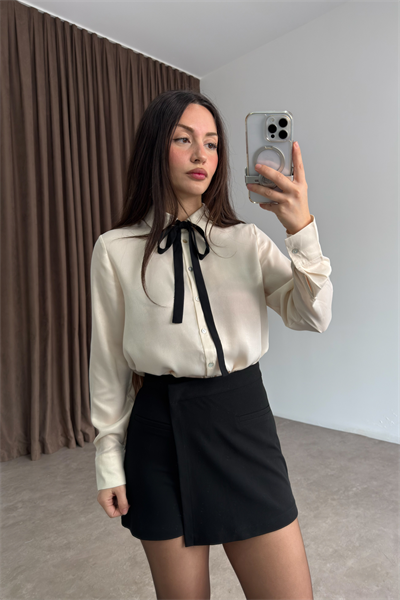 Yaka Kurdele Bağlama Detaylı Ekru Saten Gömlek