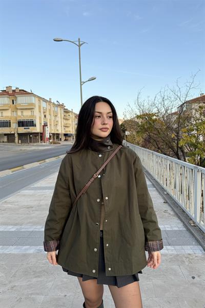 Yakası Deri Detaylı Ekose Astarlı Haki Parka