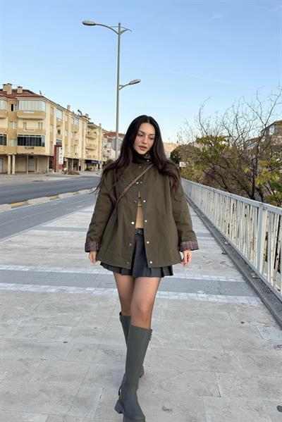 Yakası Deri Detaylı Ekose Astarlı Haki Parka