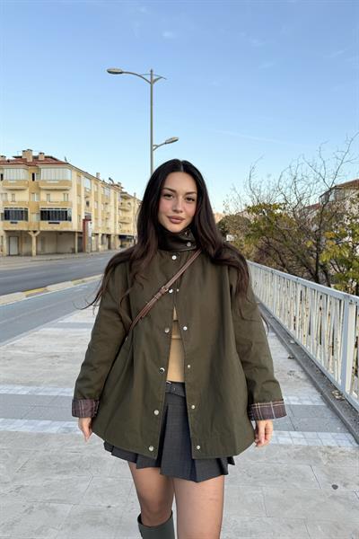 Yakası Deri Detaylı Ekose Astarlı Haki Parka