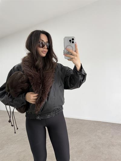 Yakası Kürk Detaylı Dolgulu Siyah Deri Mont