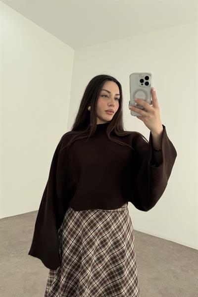 Yuvarlak Kesim Yarasa Kollu Koyu Kahve Renk Kazak