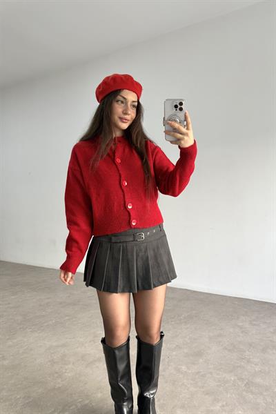 Yuvarlak Yaka Düğmeli Kısa Kırmızı  Hırka 