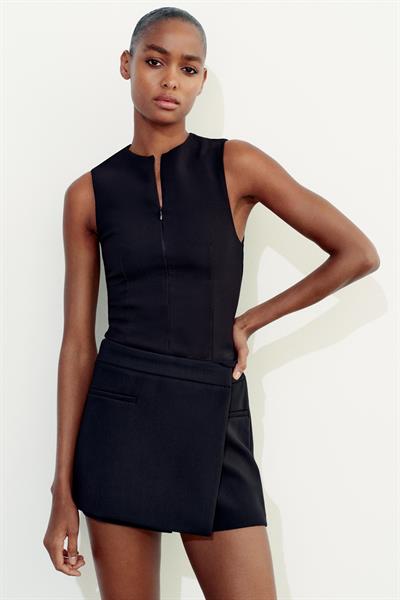 ZRA Önü Cep Detaylı Asimetrik Siyah Şort Etek