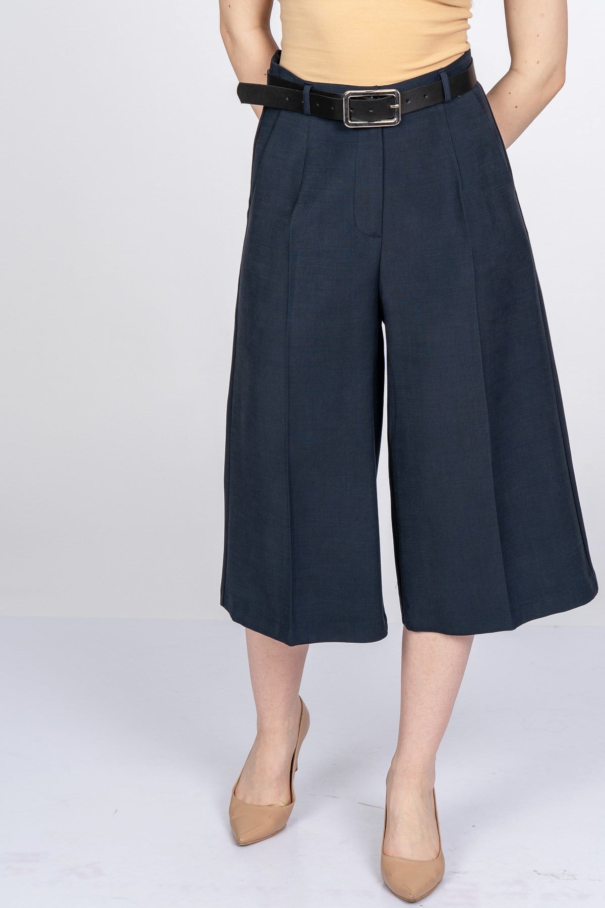 NIKKI KEMERLİ KISA PANTOLON