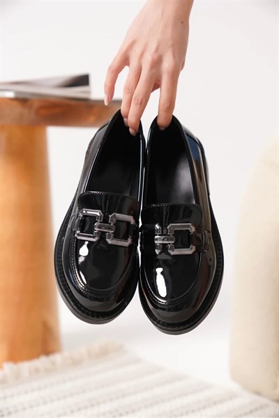 Kadın Rugan Siyah Gümüş Tokalı Loafer TR17MS02B
