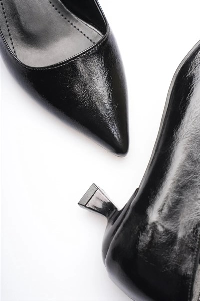 Kadın Siyah Kırışık Rugan Kısa Topuklu Stiletto Ayakkabı TR20MS03C