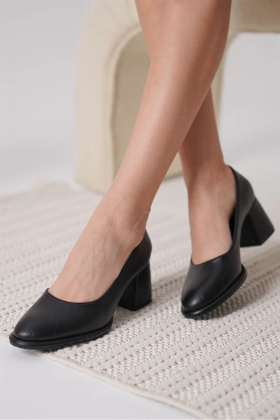 Siyah Cilt Kadın Stiletto TR18MS05C