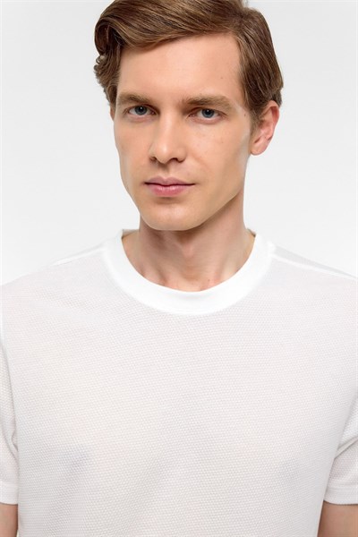 Beyaz Regular Armürlü Bisiklet Yaka Tişört