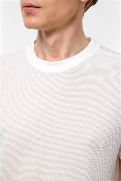 Beyaz Regular Armürlü Bisiklet Yaka Tişört