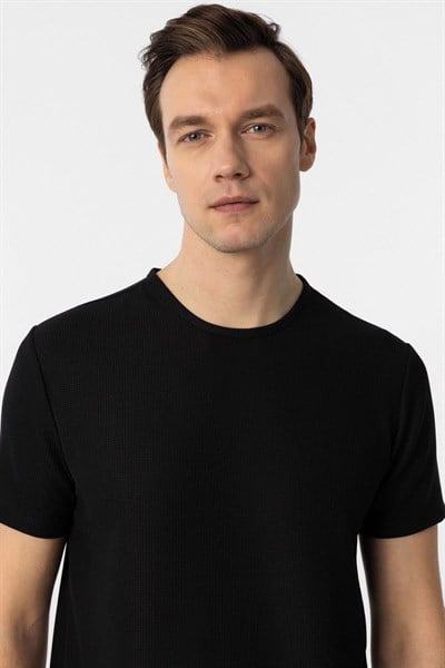 Siyah Slim Fit Armürlü Bisiklet Yaka Tişört