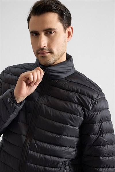 Siyah Slim Yarım Balıkçı Yaka Yatay Çizgili Yan Cepli Fermuar Elyaf Dolgulu Standart Mont