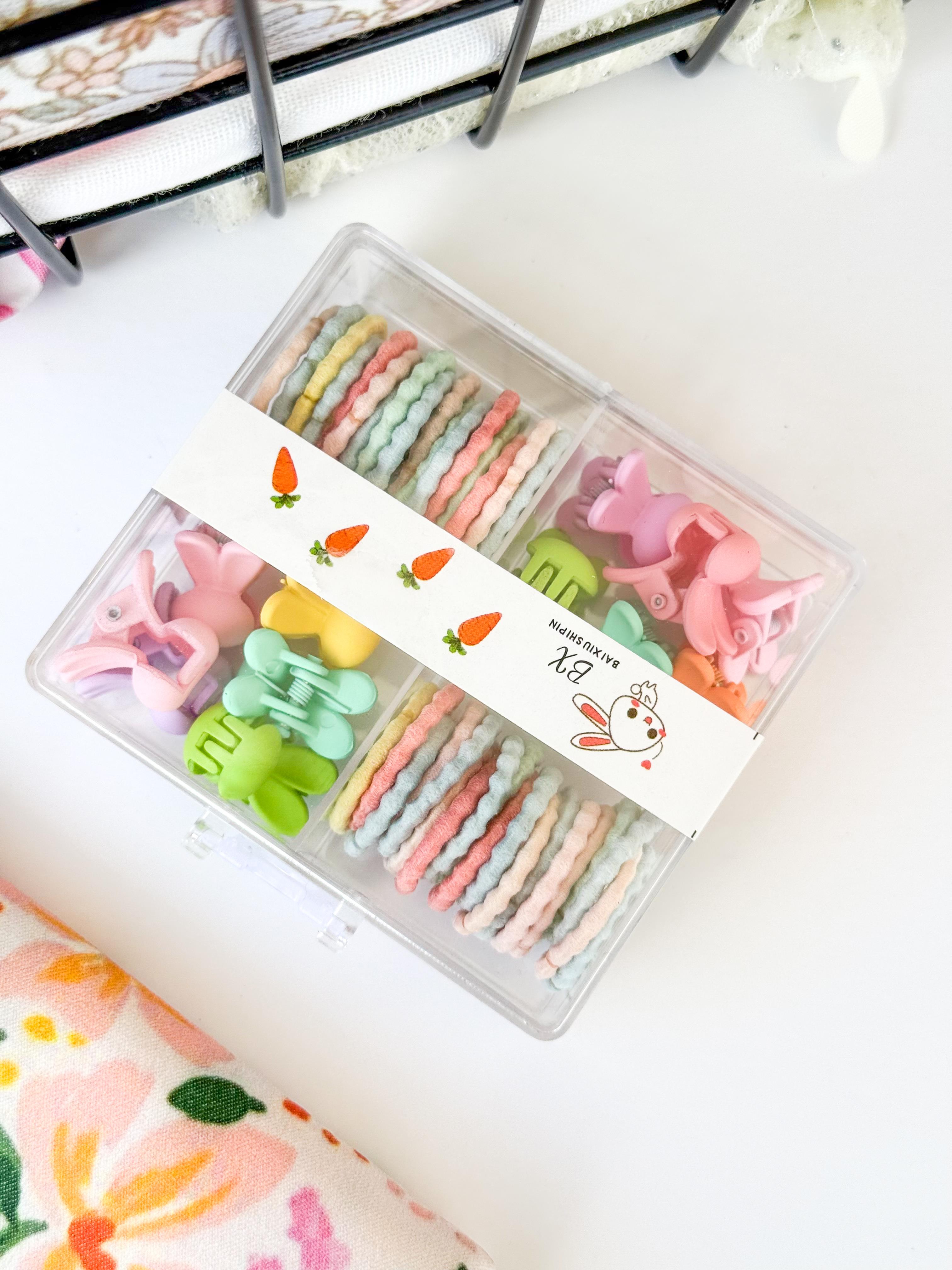 Şeffaf Kutu İçerisinde Tavşan Fgürlü Mandal ve Soft Renki Mini Lastik Toka Seti