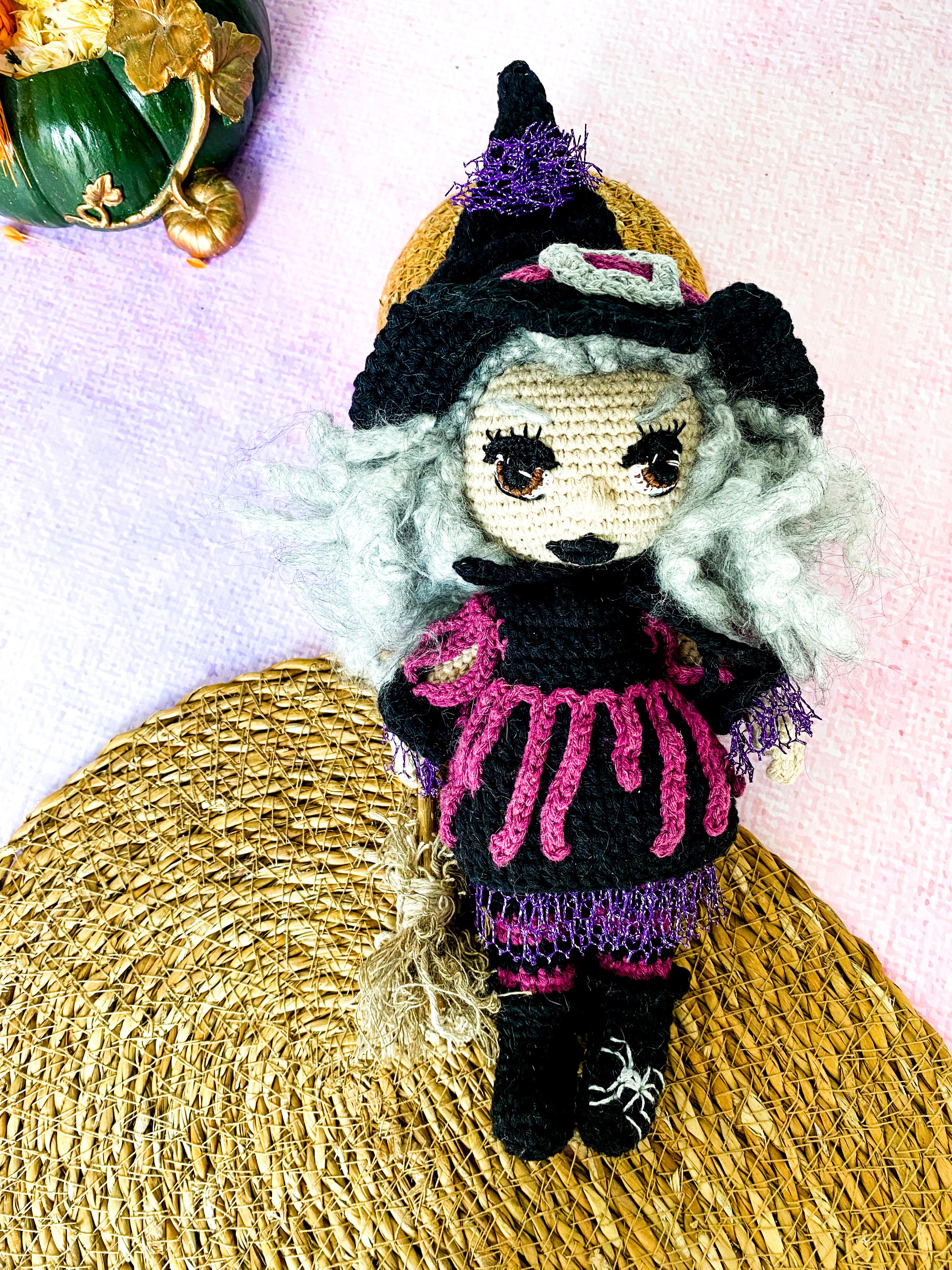 Halloween Gri Saçlı Süpürgeli Amigurumi Bebek
