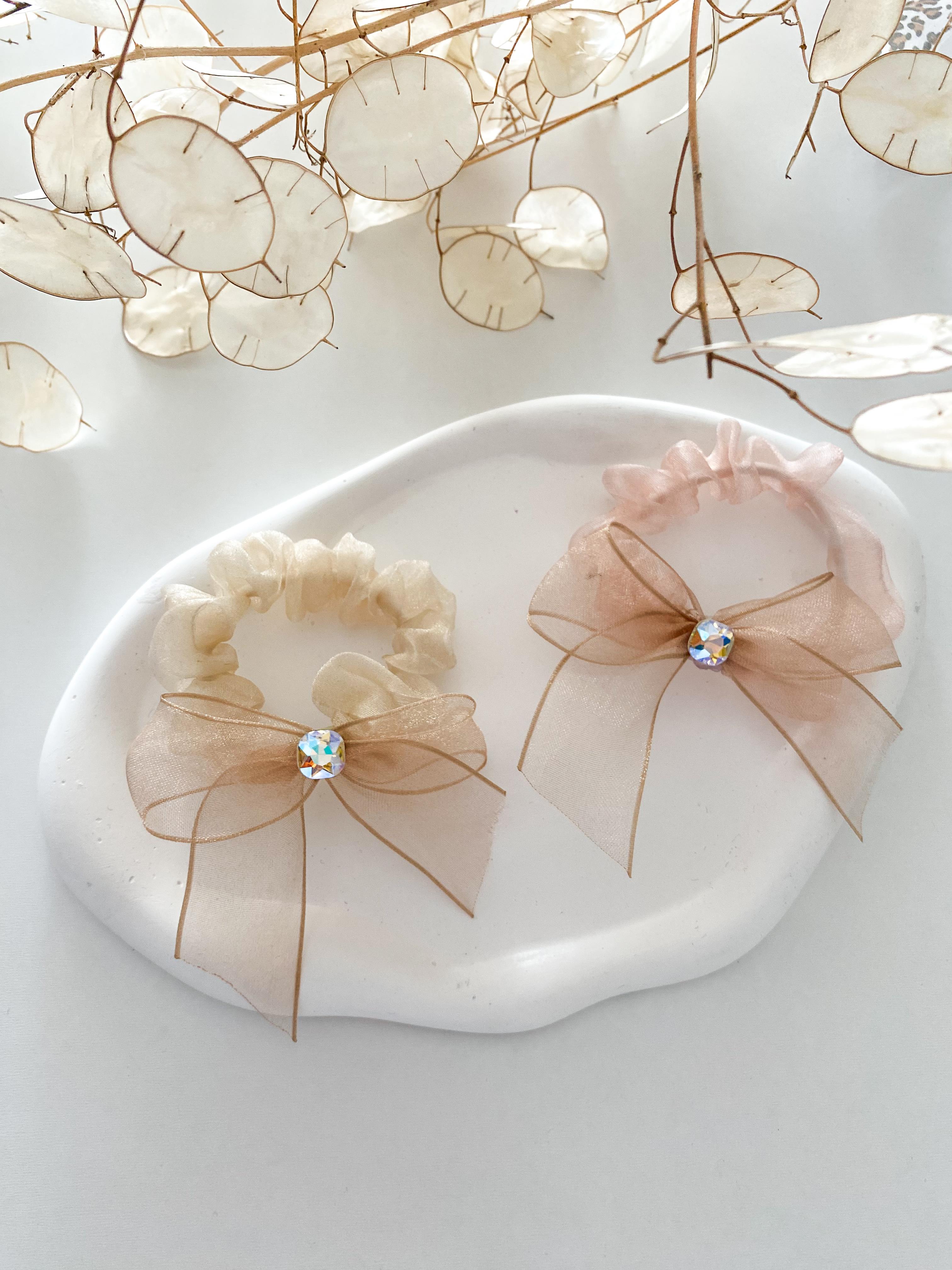 Organze Fiyonk ve Baget Taş Detaylı Scrunchies 