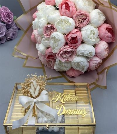 Pembe Beyaz Şakayık Çiçeği ve Cam Kutuda Çikolatası