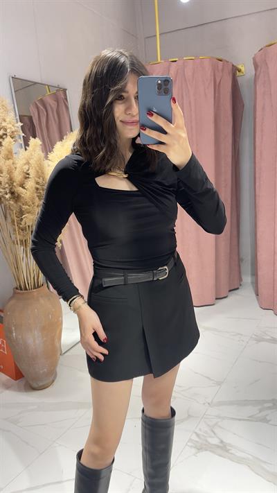 CROP GÖRÜNÜMLÜ TOKA DETAYLI BLUZ-SİYAH