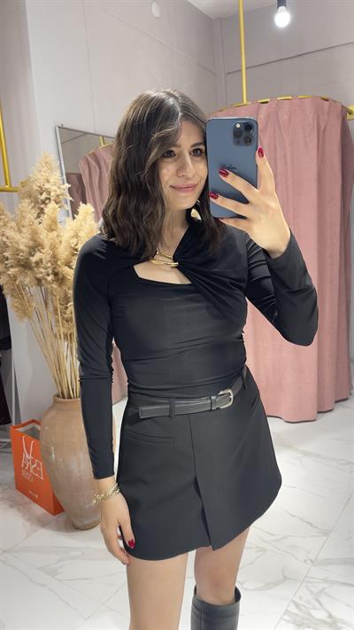 CROP GÖRÜNÜMLÜ TOKA DETAYLI BLUZ-SİYAH