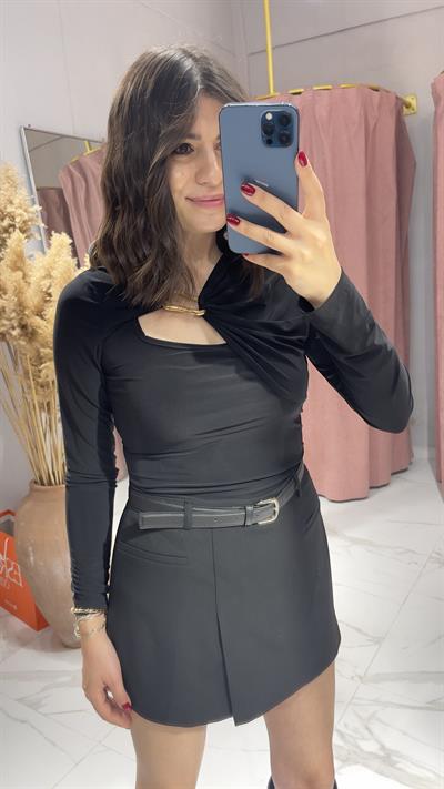 CROP GÖRÜNÜMLÜ TOKA DETAYLI BLUZ-SİYAH