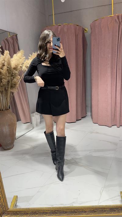 CROP GÖRÜNÜMLÜ TOKA DETAYLI BLUZ-SİYAH