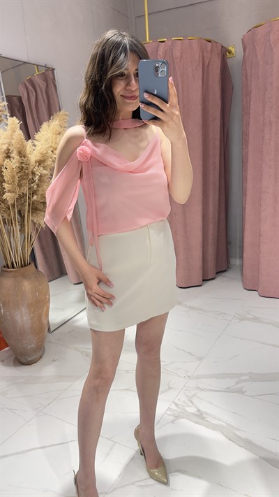 DEGAJE GÜL YAKA DETAYLI ASKILI BLUZ-PEMBE 