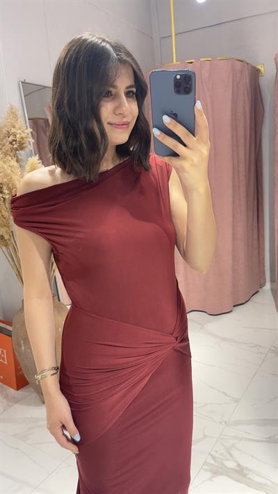 DÜŞÜK OMUZ YAKA DÜĞÜMLÜ ELBİSE -BORDO