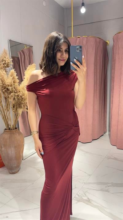 DÜŞÜK OMUZ YAKA DÜĞÜMLÜ ELBİSE -BORDO