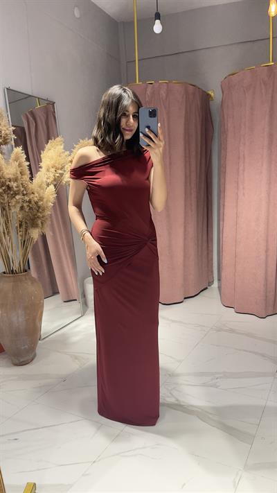 DÜŞÜK OMUZ YAKA DÜĞÜMLÜ ELBİSE -BORDO