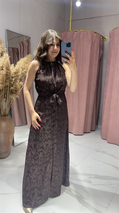 HALTER YAKA ÖNDEN BAĞLAMA DETAYLI ELBİSE-KAHVERENGİ
