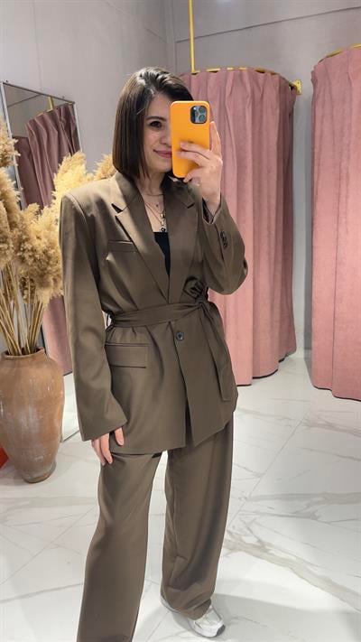 KAHVERENGİ KUŞAKLI BLAZER CEKET VE TASARIM PANTOLON TAKIM