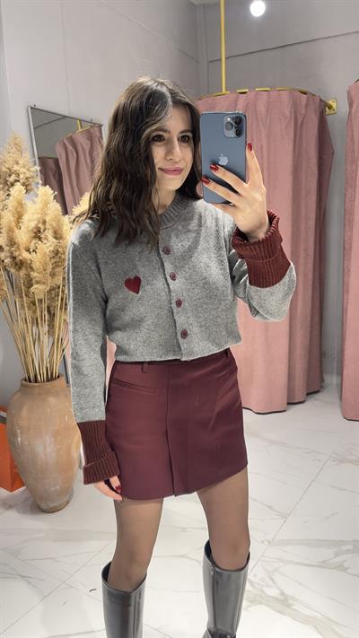 KIRMIZI KALP VE DÜĞME DETAYLI HIRKA-GRİ