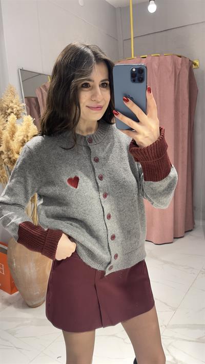 KIRMIZI KALP VE DÜĞME DETAYLI HIRKA-GRİ