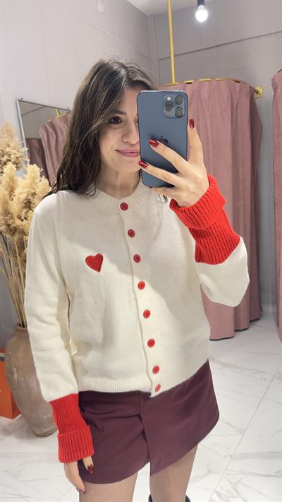 KIRMIZI KALP VE DÜĞME DETAYLI HIRKA-KREM