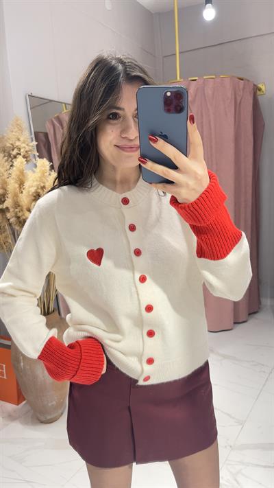 KIRMIZI KALP VE DÜĞME DETAYLI HIRKA-KREM
