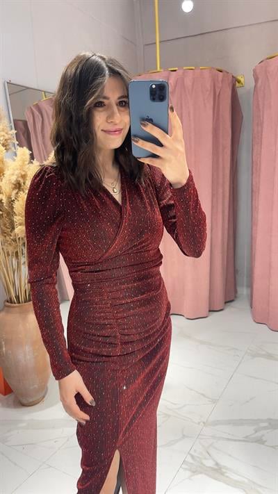 TAŞLI IŞILTILI SİM KUMAŞ DRAPE YIRTMAÇLI ELBİSE-BORDO