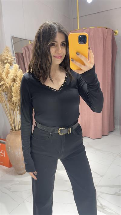YAKA GOLD BONCUK DETAY BLUZ-SİYAH
