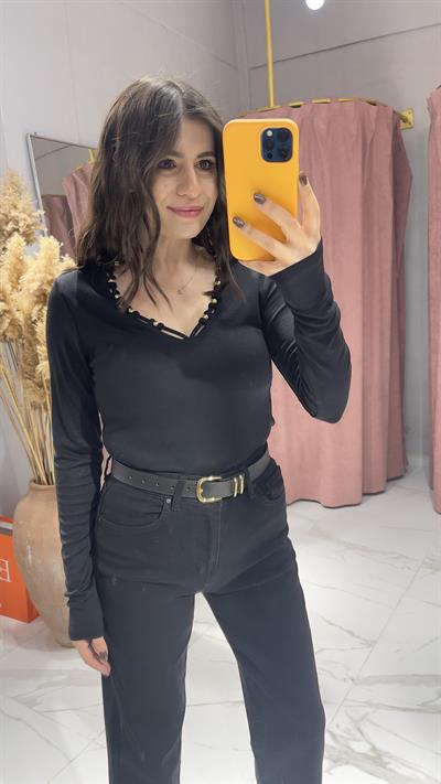 YAKA GOLD BONCUK DETAY BLUZ-SİYAH