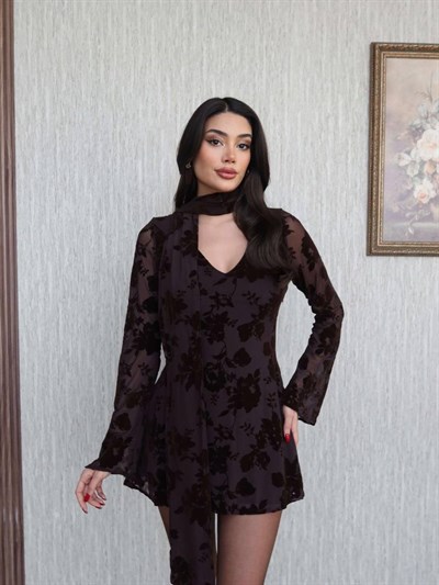Fular Yaka Kabartmalı Mini Elbise Kahverengi – Uzun Kollu Şık Parti & Davet Elbisesi Fular Yaka Kabartmalı Mini Elbise Kahverengi – Uzun Kollu Şık Parti & Davet Elbisesi