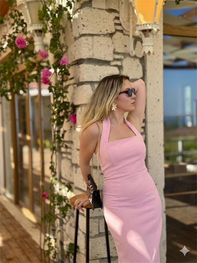 Halter Yaka Yırtmaçlı Midi Elbise Pembe Halter Yaka Yırtmaçlı Midi Elbise Pembe