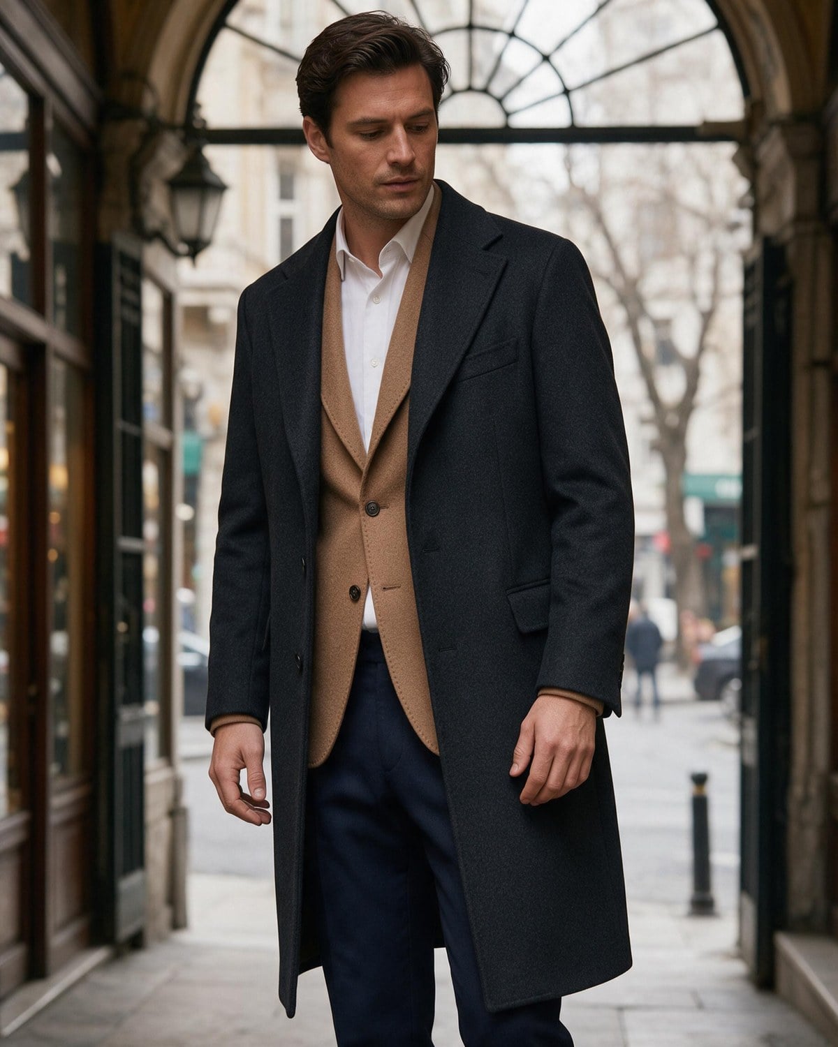 Pasajda camel blazer ceket üstüne uzun antrasit palto ve beyaz gömlek giyen erkek - EFOR kış blazer kombini
