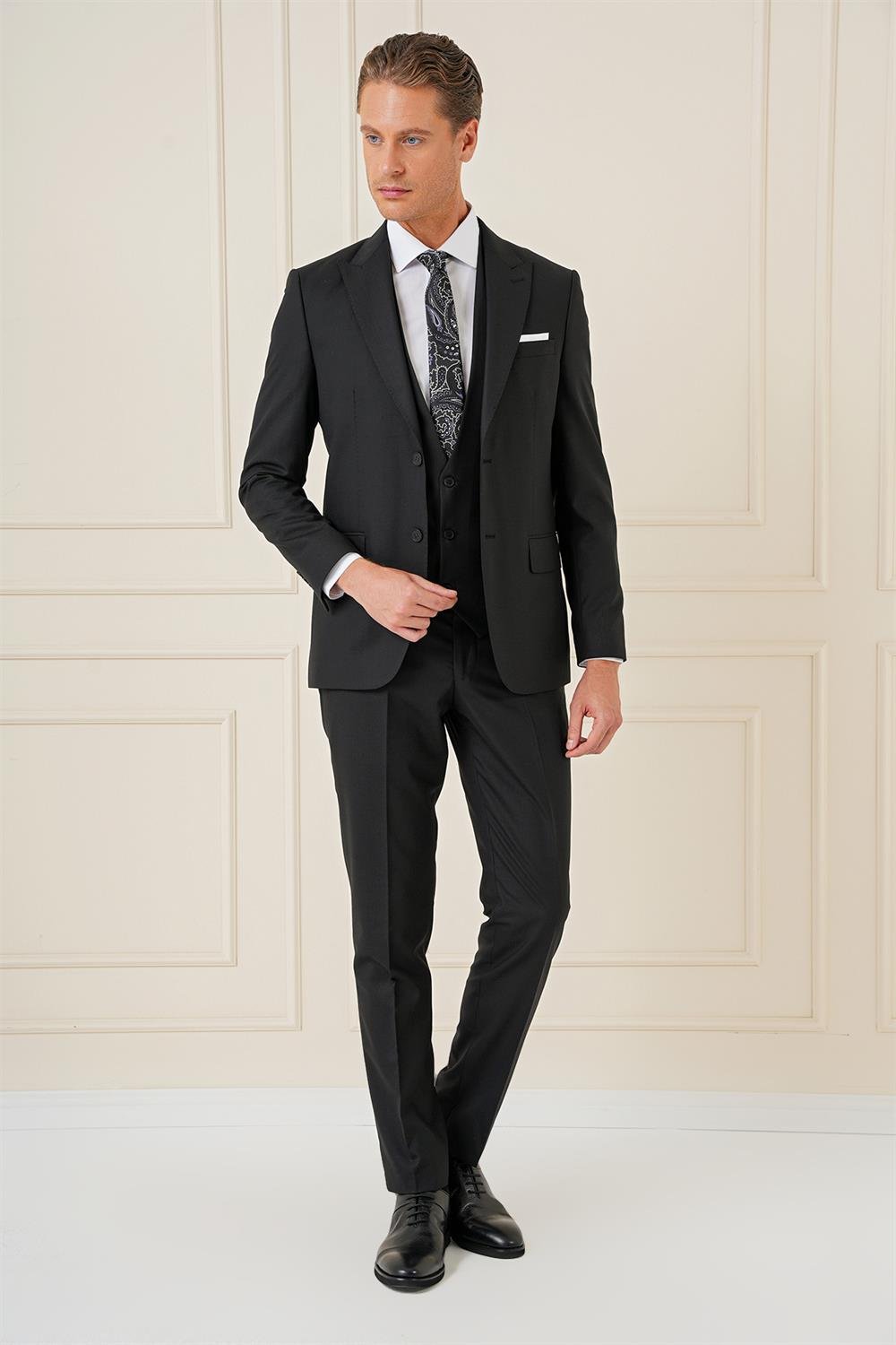 Tk 895 Slim Fit Kırlangıç Yaka Çift Yırtmaçlı Yelekli Klasik Siyah Takım Elbise