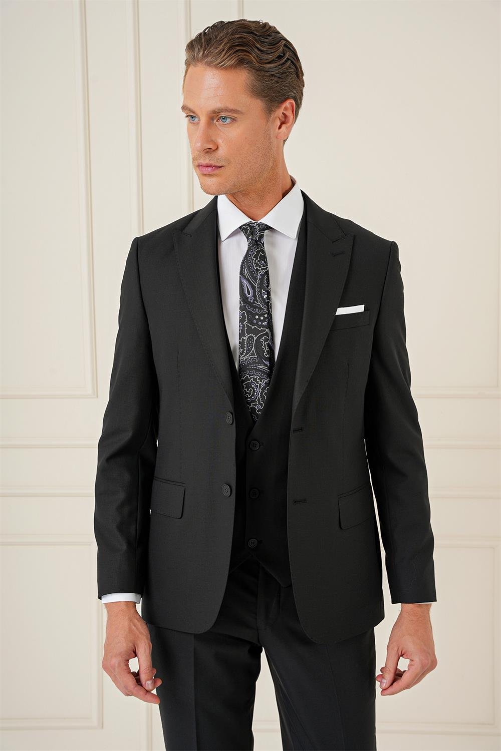 Tk 895 Slim Fit Kırlangıç Yaka Çift Yırtmaçlı Yelekli Klasik Siyah Takım Elbise