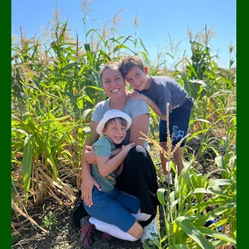 Tarlada aile fotoğrafı