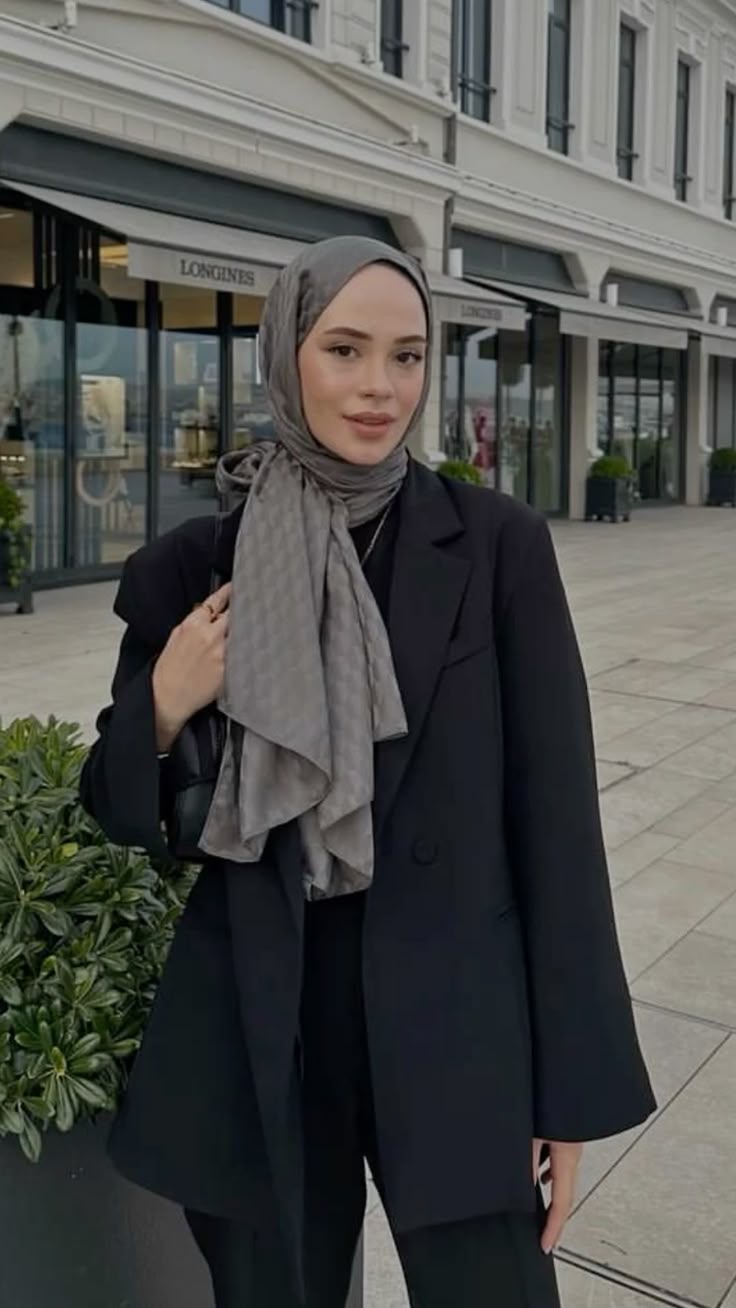 Siyah Elbise Gri Şal Kombinleri Neden Bu Kadar Seviliyor