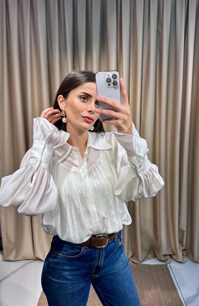 Beyaz Büzgülü Kol Detaylı Gömlek 