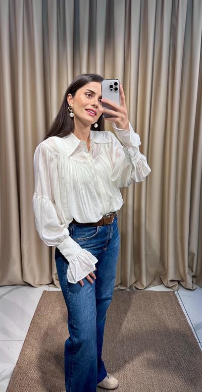 Beyaz Büzgülü Kol Detaylı Gömlek 