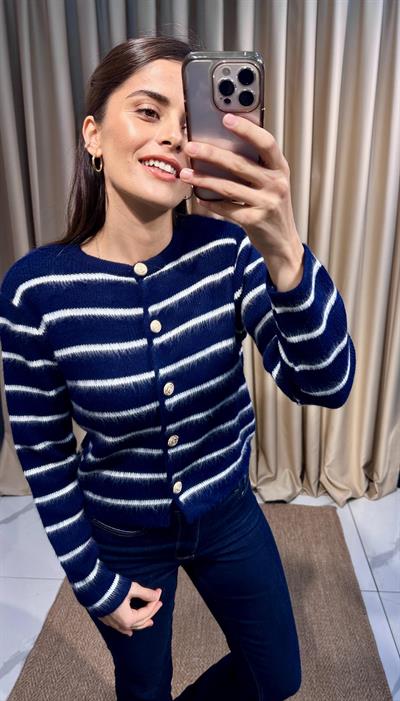 Beyaz Çizgili Lacivert Crop Hırka