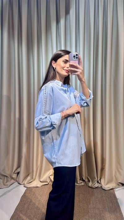 İşlemeli Mavi Gömlek